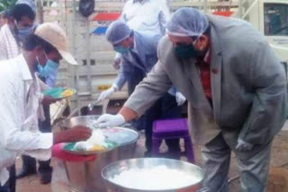 District Judge  served meals to patients In Bellary