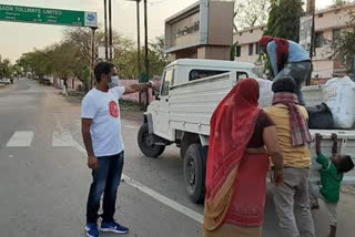 without any publicity social workers are feeding the hungry In Chhatarpur