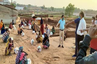 District administration distributed food items among Dalit families in giridih