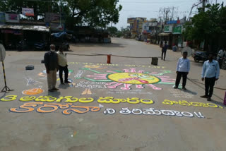 కరోనాపై అవగాహనకు రోడ్డుపై పెయింటింగ్