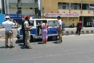 Police helps to peoples in Hyderabad in Look down time