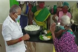 விலையில்லா உணவை வழங்கிய அமைச்சர் துரைக்கண்ணு