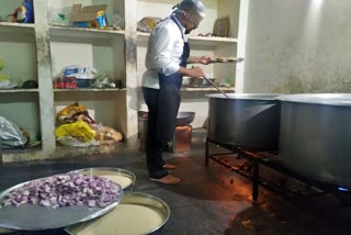 Gangavathi man prepared a food without seeing