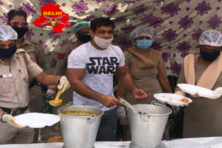 Wrestler Sushil Kumar impressed by women policemen in najafgarh delhi during the corona