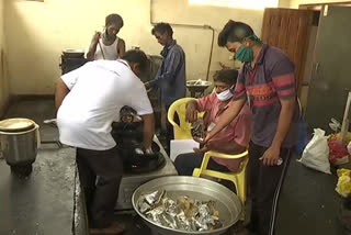 distribution-of-meals-packets-to-the-needy-in-nellore