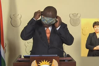 SAfrica president struggles to put on face mask