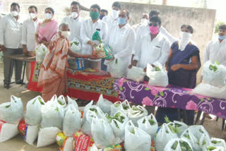 PRTU TEACHERS FOOD DISTRIBUTION TO THE ON DUTY EMPLOYEES IN KHAMMAM