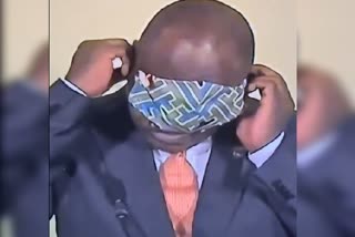 SAfrica president struggles to put on face mask