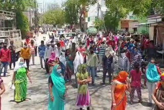 People shouted slogans against corporation officials in Indore