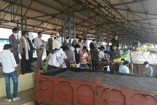 auction started, the social distancing wasted in ashoknagar