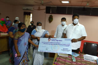 dwakra cheques distribute by tanuku mla kaarumuri venkata nageswararao in west godavari district