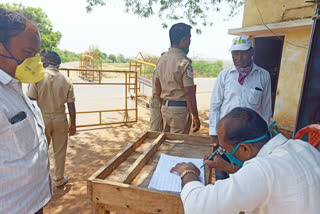 Tahsildar warns people in surapura turn off thier shirt and tied face of travellers .mp4