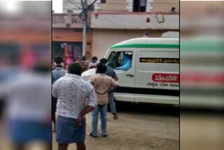 People thrown stones on Ambulance