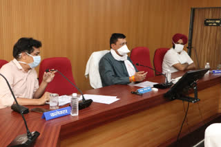 Divisional commissioner reviewed Kovid-19 and Rabi procurement.