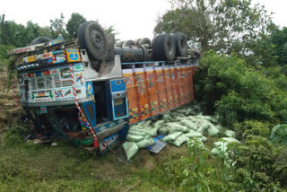 lakhimpur-laluk-rode-accident-cement-truck