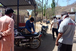 doctors-at-community-health-center-in-nepanagar-treated-in-bike-seat