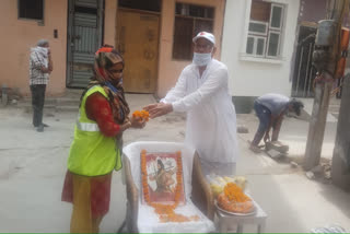 MCD sweepers welcome on Parashuram Jayanti in Najafgarh