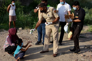 delhi madhu vihar police station team distributed burger among children during lockdown