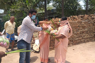 ex mla radhakrishna distributed vegetables to poor in velpuru village