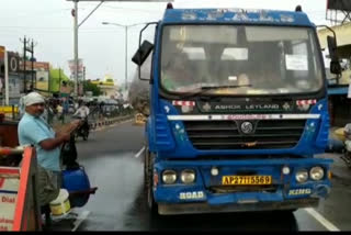 lorry driver sprays hypo liquid in vijayawada