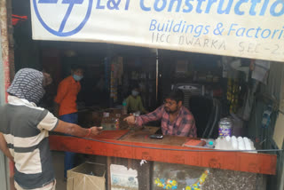 dwarka police helped migrant workers by providing impotant things at site in delhi during lockdown