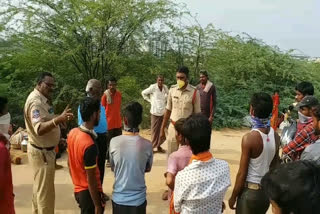 khammam-police-stop-the-migrant-labours-at-khammam-district