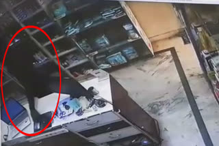 Thieves steal mobile from medical store in karol bagh