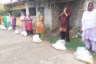 giving food to poor people in jamshedpur