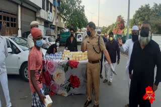 distributes Iftari