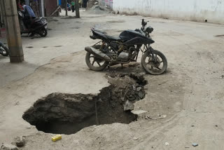 Deep pit in road due to negligence of government machinery in Shiv Vihar delhi