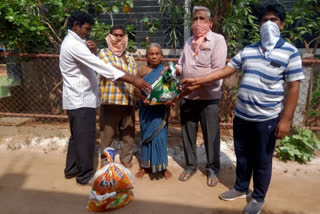 vegitables distributes by chithanya jyothi friends circle in prkasam dst yerragondapa