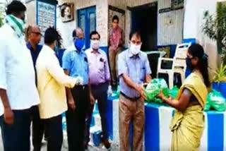 chritable institution distributes vegitales in kadapa dst due to lockdown