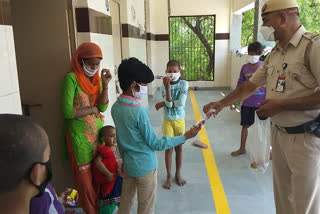 Dwarka police gave chocolate-ice cream to children of laborers in Jafarpur