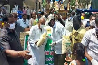 ದೇವೇಗೌಡರಿಂದ ಆಹಾರ ಪದಾರ್ಥಗಳ ಕಿಟ್ ವಿತರಣೆ