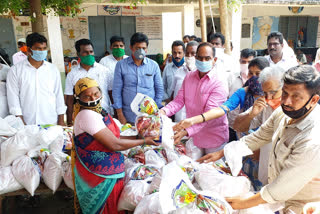 100 మంది వలస కూలీలకు సరకులు పంపిణీ