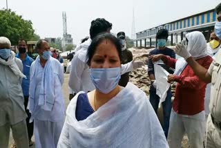 Geeta Bhukkal visits the grain market jhajjar