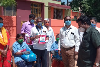 Distribute food kit to civilian workers at Dharwad