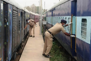 ट्रेनों की सुरक्षा के साथ ही आम लोगों का भी ख्याल रख रहे हैं आरपीएफ जवान.