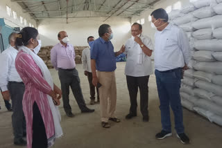 Divisional commissioner Maheshchandra Chaudhary inspects wheat procurement center in chhindwara