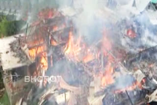 8 houses gutted in fire,