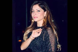 Kanika Kapoor spends time with family says all you need is a warm heart