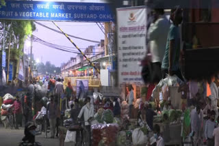 People violated social distancing in Okhla vegetable market delhi