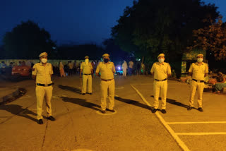 najafgarh police deployed at baba haridas nagar vegetable market from morning in delhi during lockdown