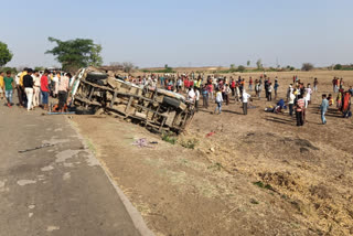 Vehicle full of laborers overturned, one killed, 18 injured seriously injured in barwani