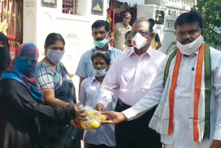 Congress leaders distributed fruits to Muslims