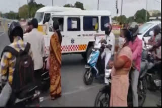 chennai police stops ambulance  chennai cops halts ambulance for VIP vehicle  chennai police stops ambulance video  chennai police  chennai police video  ചെന്നൈ പൊലീസ്  വിഐപി സംഘത്തിന് വഴിയൊരുക്കാൻ ചെന്നൈ പൊലീസ് ആംബുലൻസ് തടഞ്ഞു  chennai-police-halts-ambulance-to-make-way-for-vip-convoy