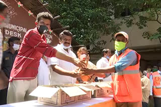 Cini director shekar kammula distributes badam milk to the ghmc workers