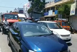 തിരുവനന്തപുരം  trivandrum  traffic  വൻ വാഹനത്തിരക്ക്  ലോക്ക് ഡൗൺ ഇളവുകൾ