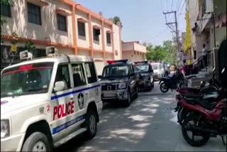 due to corona lockdown Police patrols with patrol vehicles in red zone areas at kurnool