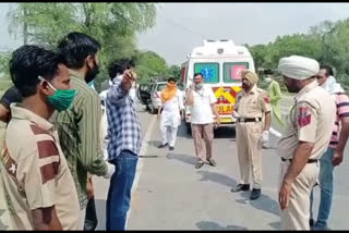accident on gidderbaha-bathinda main road one old man died on the sport